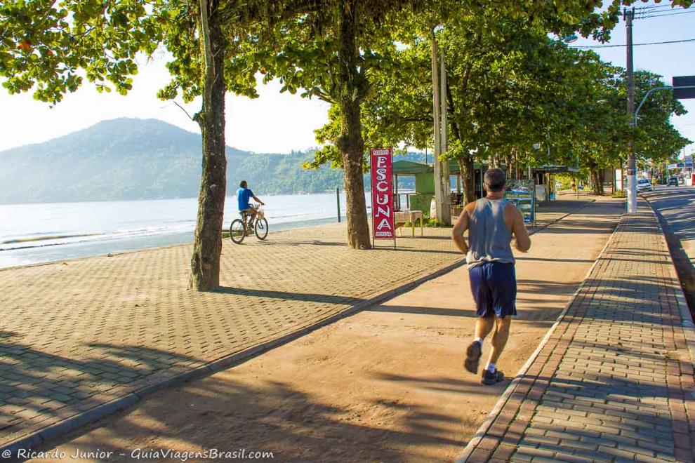 Imagem de um rapaz correndo na ciclovia da Praia do Itaguá.